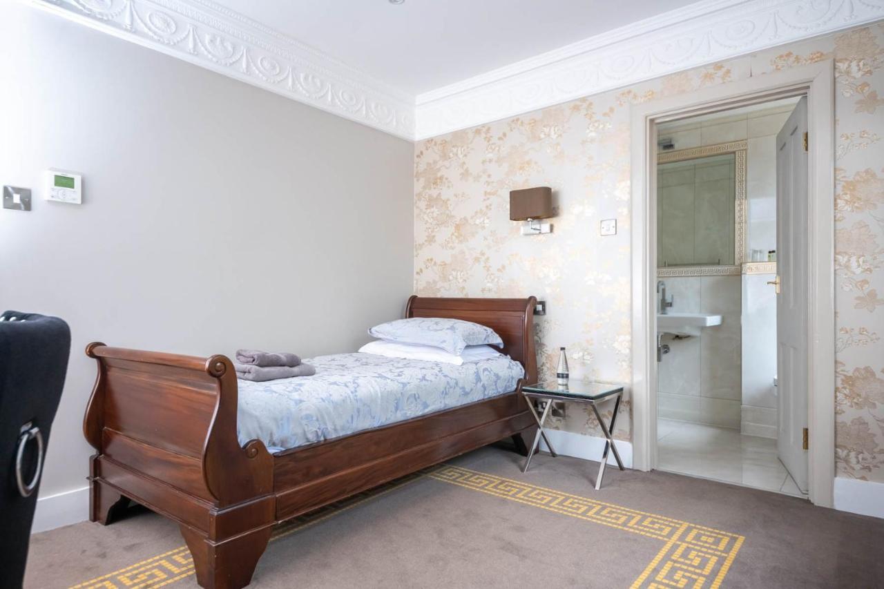 Guildford Manor Hotel & Spa Exterior photo