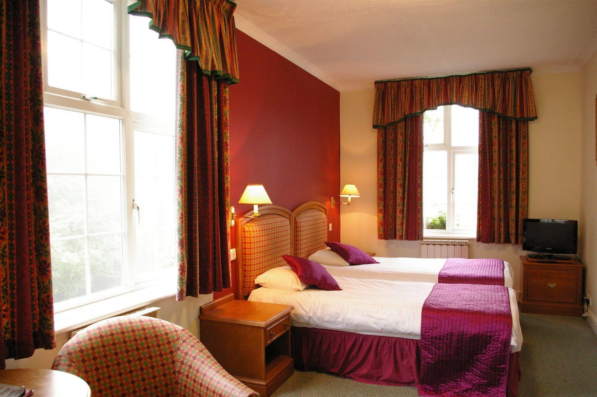 Guildford Manor Hotel & Spa Exterior photo